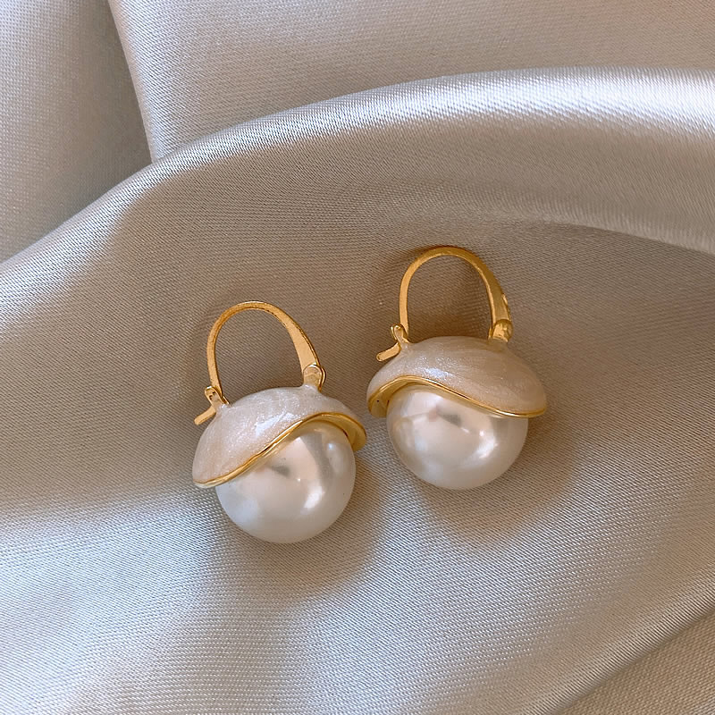 Elegante goldene Perlenohrringe