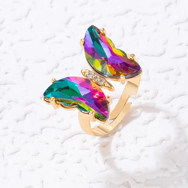 Goldring mit buntem Schmetterling