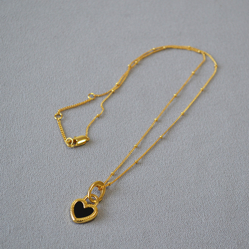 Schwarz-weiße Herzanhänger-Halskette in Gold