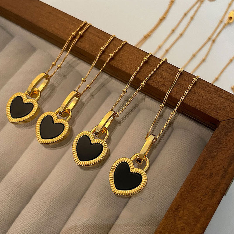 Schwarz-weiße Herzanhänger-Halskette in Gold