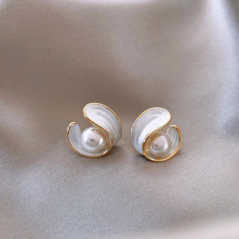 Luxus-Ohrringe aus weißem Opal mit Perlen in Gold