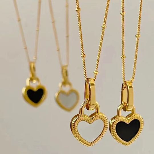 Schwarz-weiße Herzanhänger-Halskette in Gold