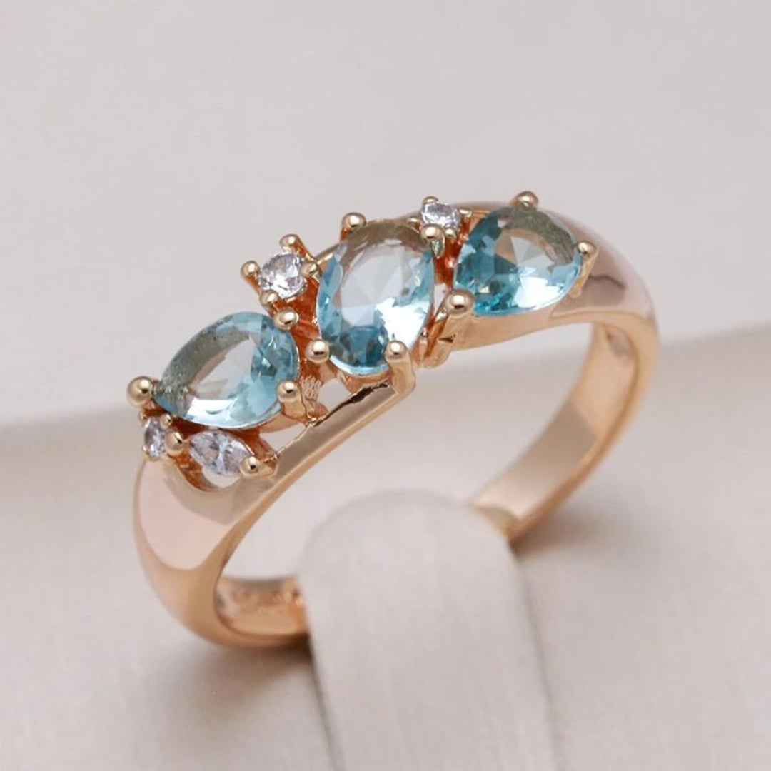 Goldring mit blauen Zirkoniasteinen
