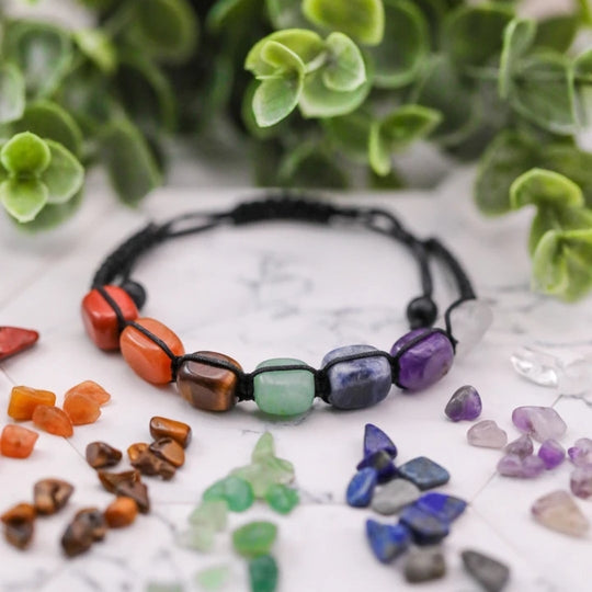 Handgefertigtes Armband aus natürlichen magischen Steinen für Wohlstand