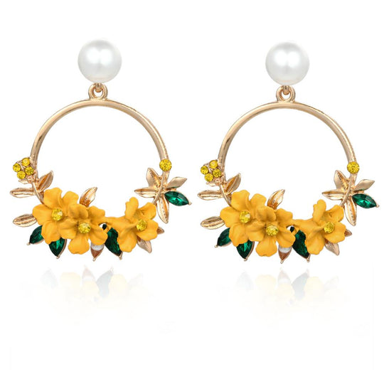 Florale Ohrringe in Loop-Form mit Perle