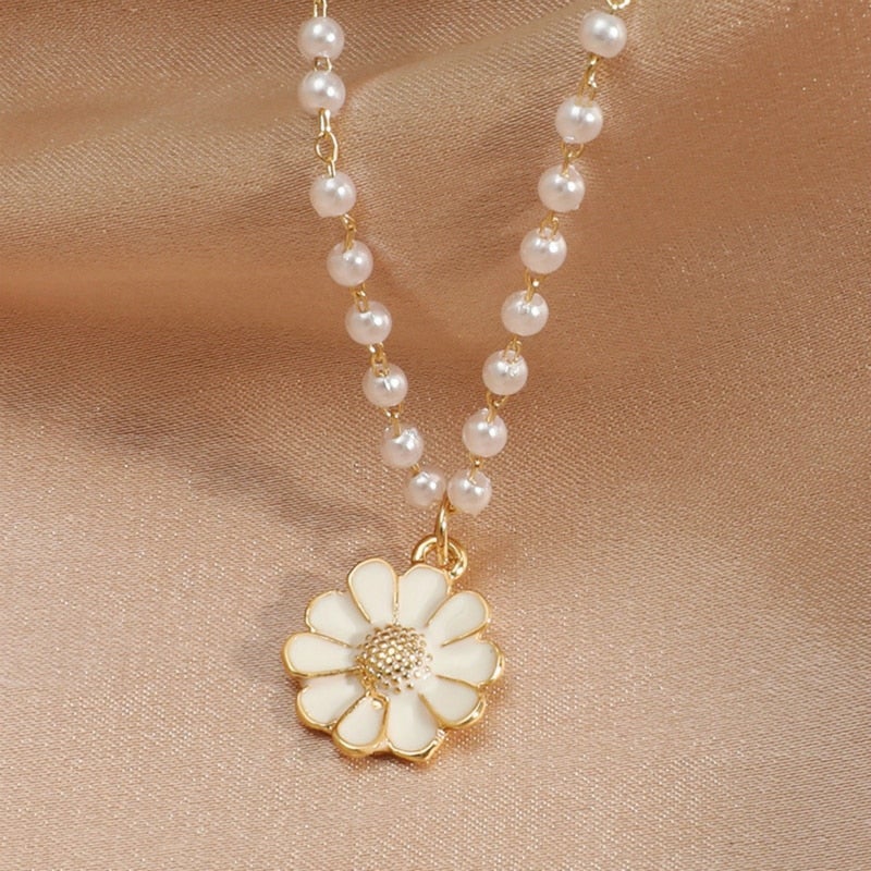 Perlenhalskette mit Gänseblümchen-Anhänger