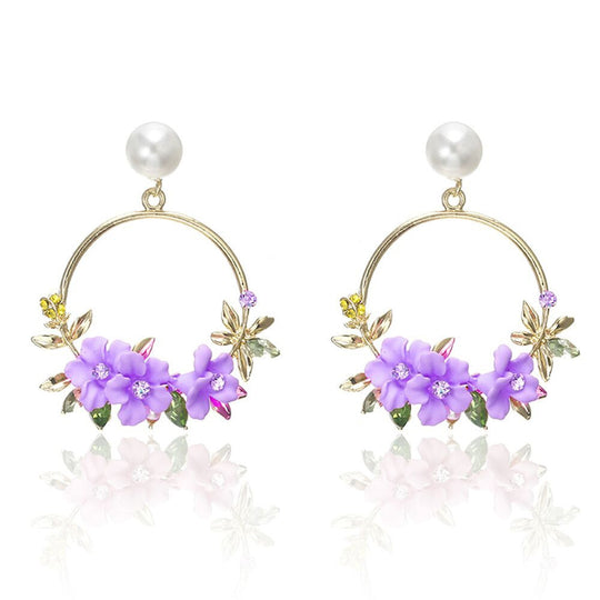 Florale Ohrringe in Loop-Form mit Perle
