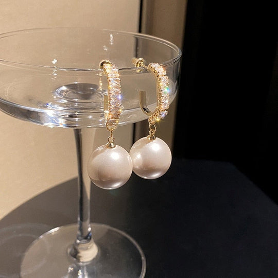 Luxuriöse Ohrringe mit schicker Perle und Zirkonia