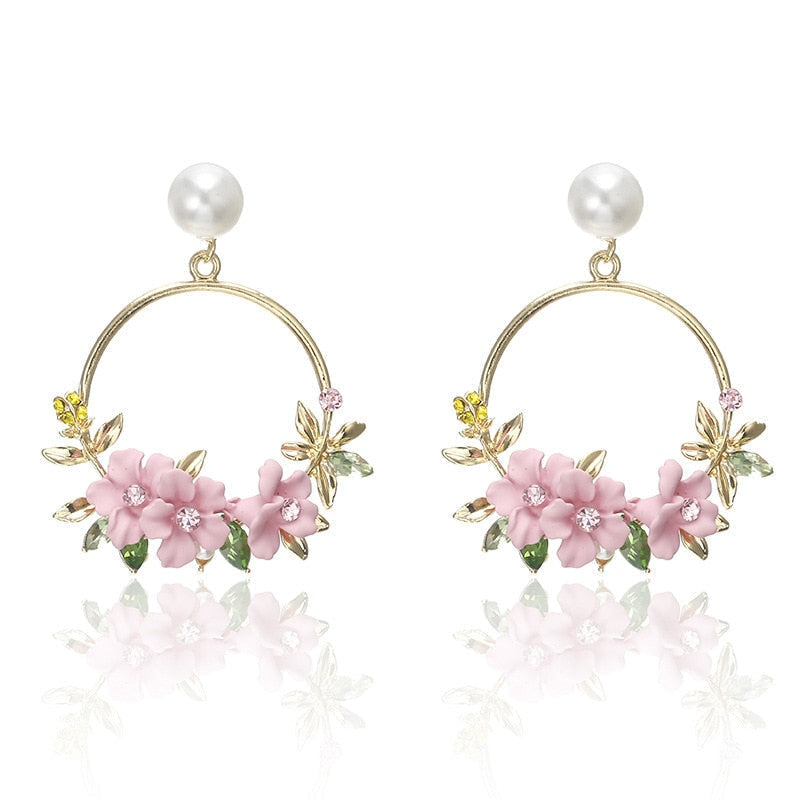 Florale Ohrringe in Loop-Form mit Perle