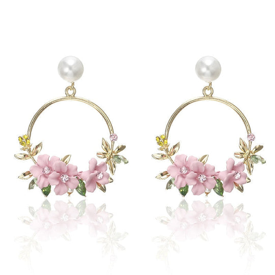 Florale Ohrringe in Loop-Form mit Perle