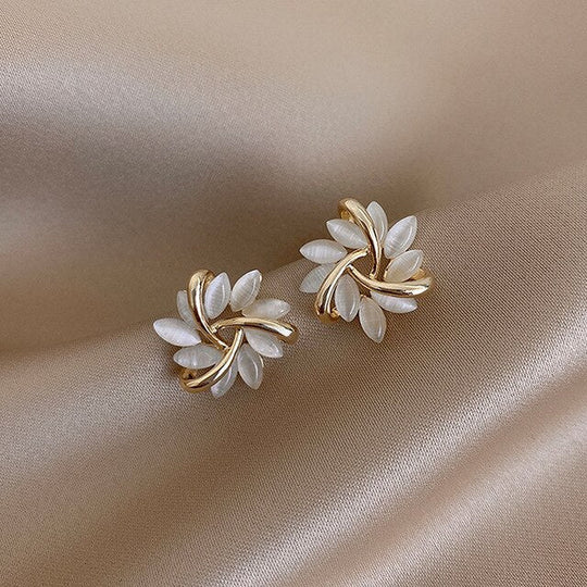 Luxuriöse weiße Opal Ohrringe in Gold