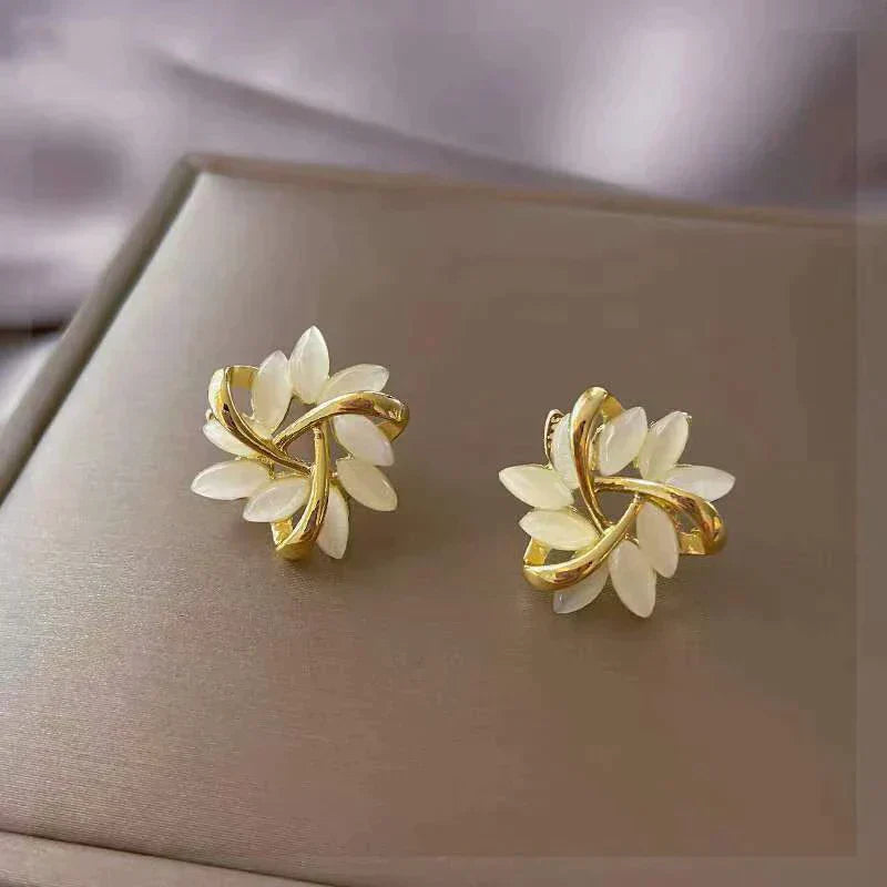 Luxuriöse weiße Opal Ohrringe in Gold