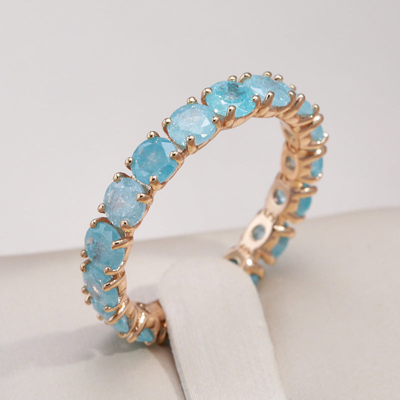 Luxuriöser Goldring mit farbigen Zirkoniasteinen