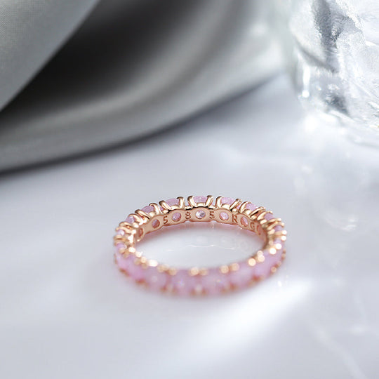 Luxuriöser Goldring mit farbigen Zirkoniasteinen