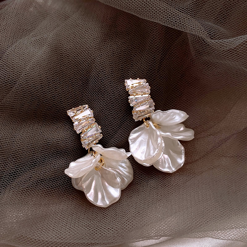 Elegante goldene Blütenohrringe in Weiß