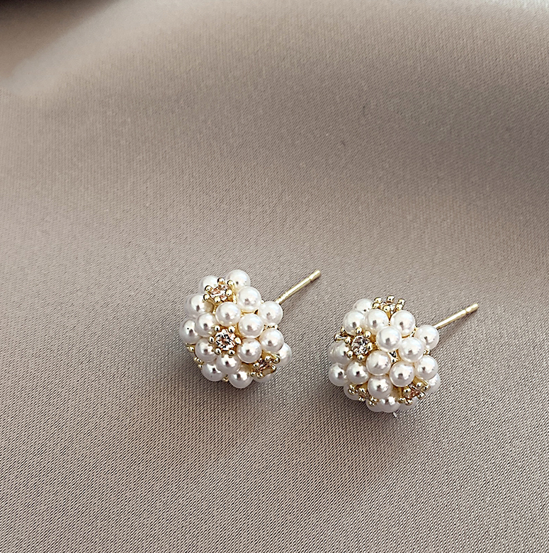 Kleine elegante Perlenohrringe