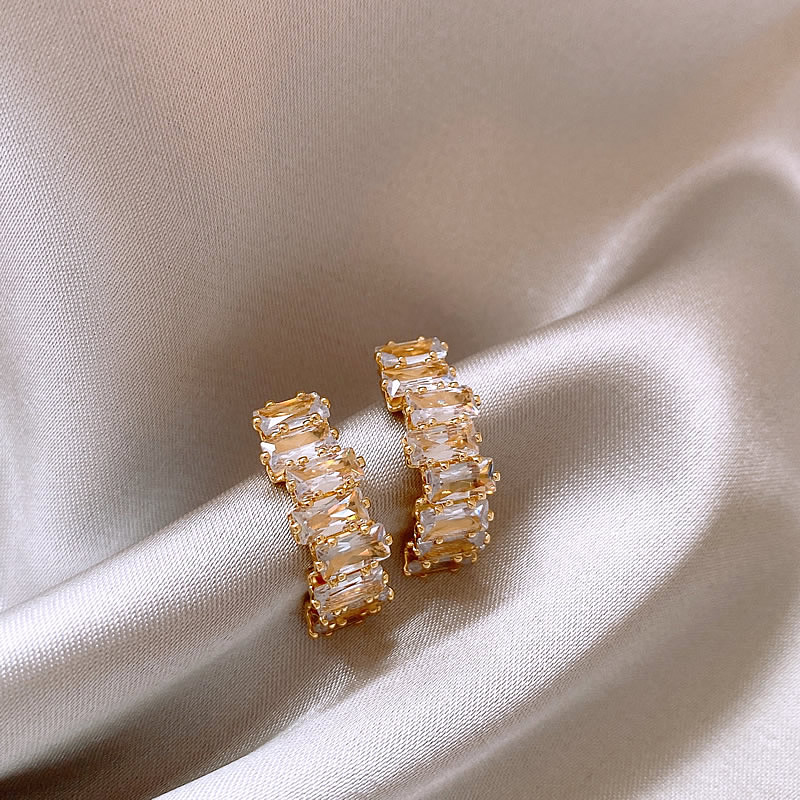 Elegante Ohrringe mit Zirkonia in Gold