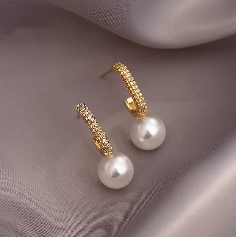 Süße Goldohrringe mit Glitzerelement und Perle