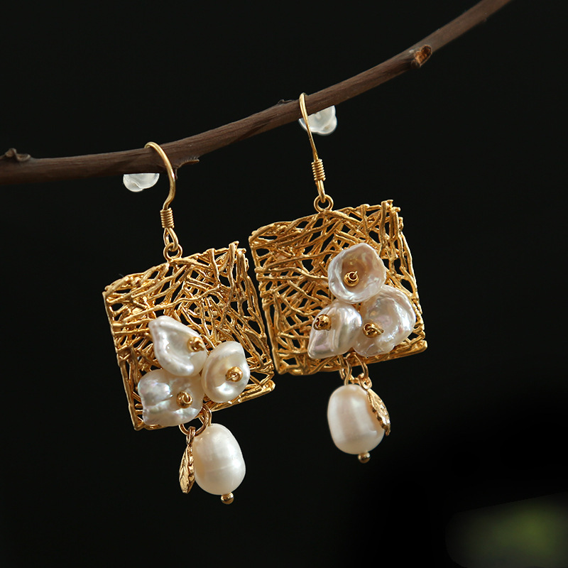 Vintage Goldohrringe in Quadratform mit Perlenblume