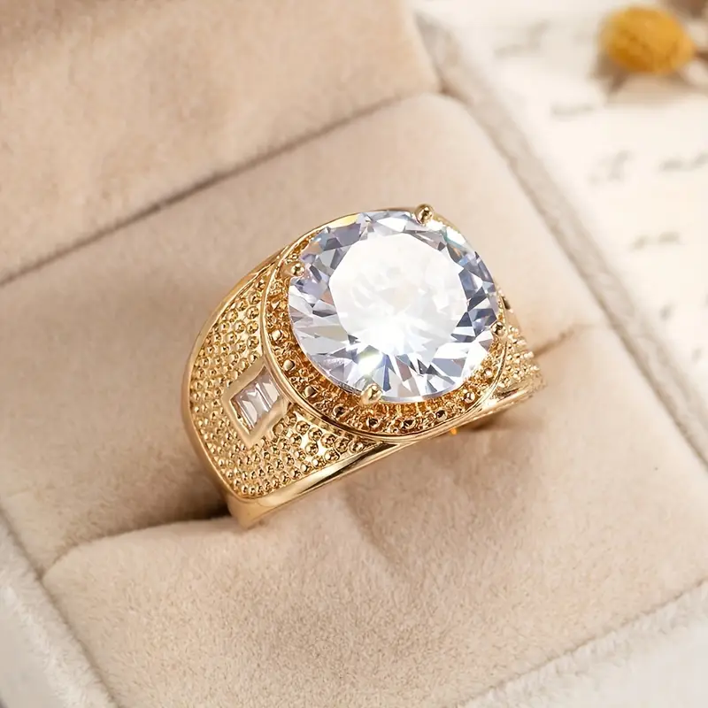 Goldring mit rundem funkelndem Kristall