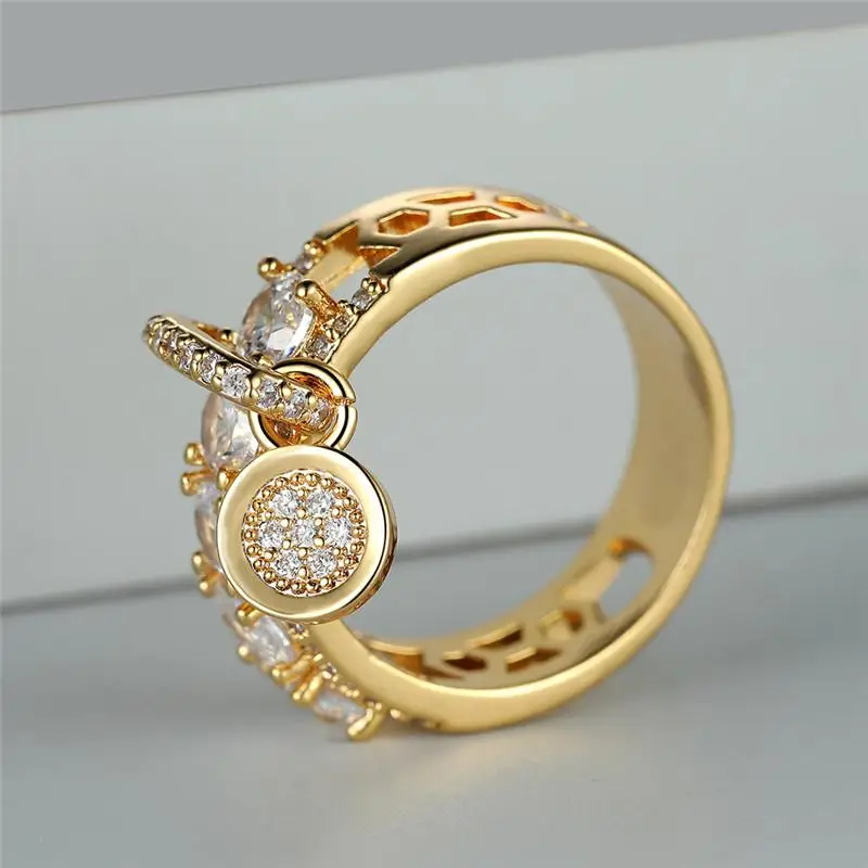 Goldring mit funkelnden Charms
