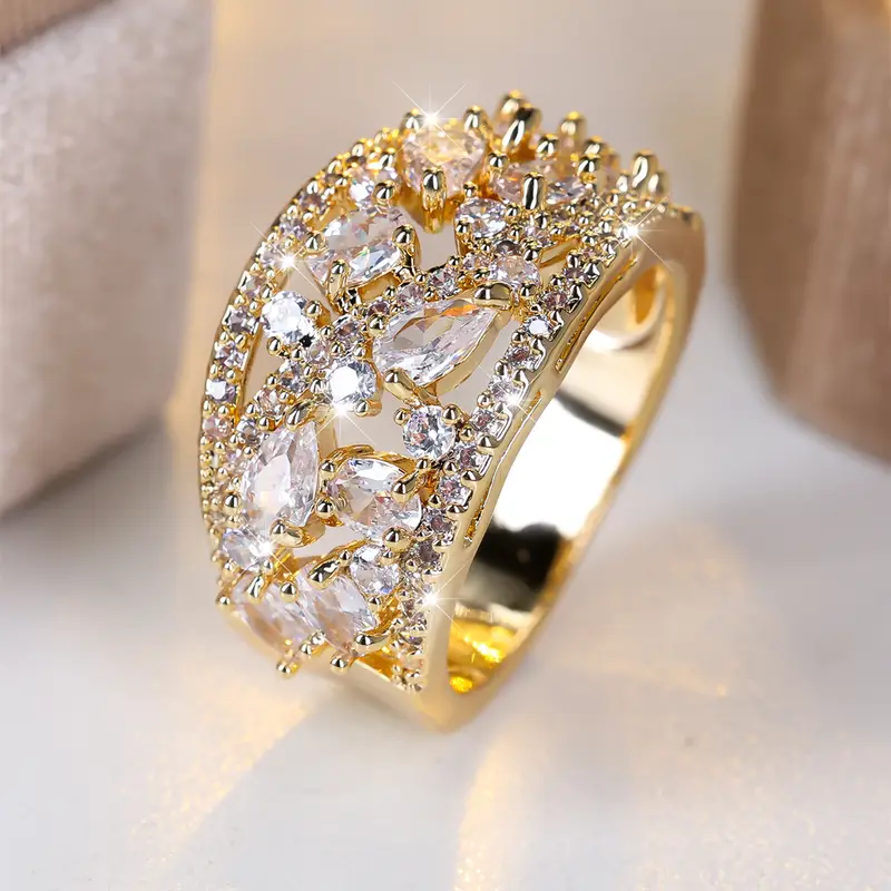 Hohler Goldring mit weißen Kristallen
