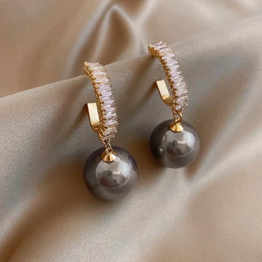 Luxuriöse Ohrringe mit schicker Perle und Zirkonia